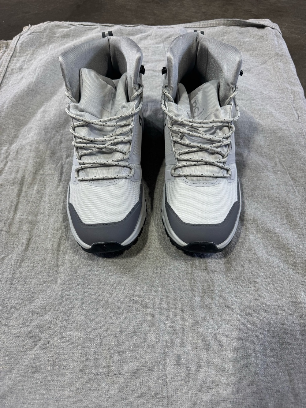 On Running Men's Gray and Dark Gray Trail Boots
